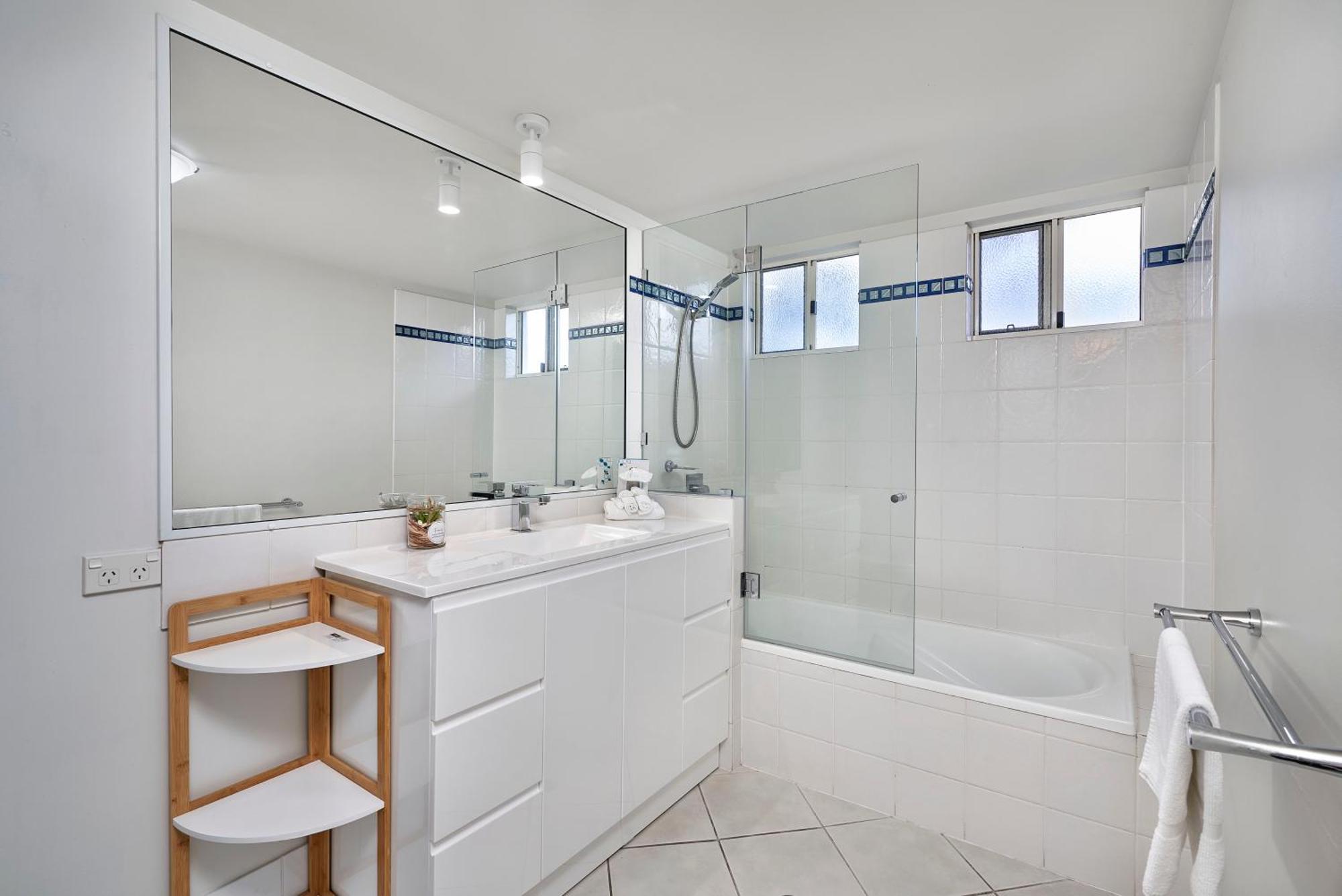 קאירנס North Cove Waterfront Suites מראה חיצוני תמונה